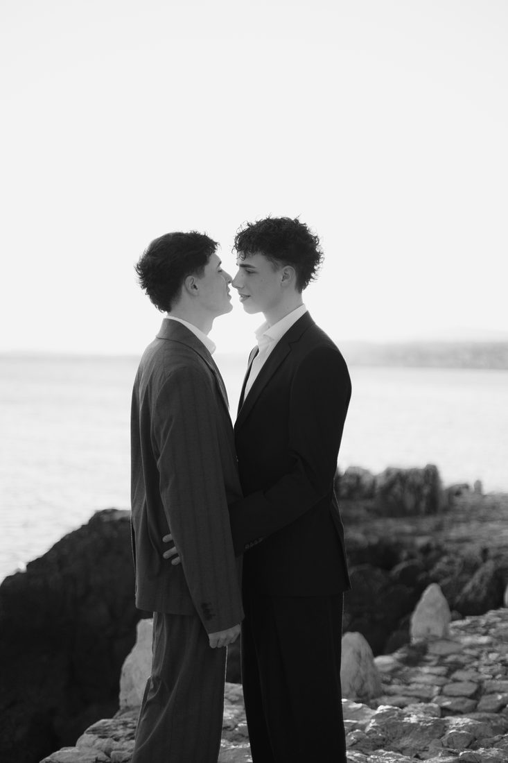 Deux mariés au bord de la mer, en noir et blanc