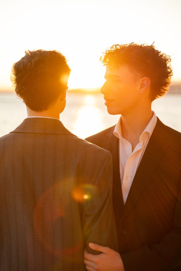 Deux mariés au coucher du soleil, à contre-jour