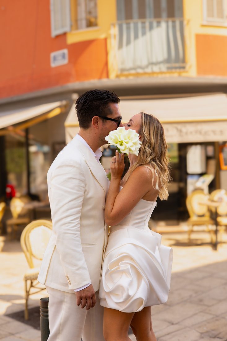 Un baiser derrière le bouquet, dans une ruelle du Sud