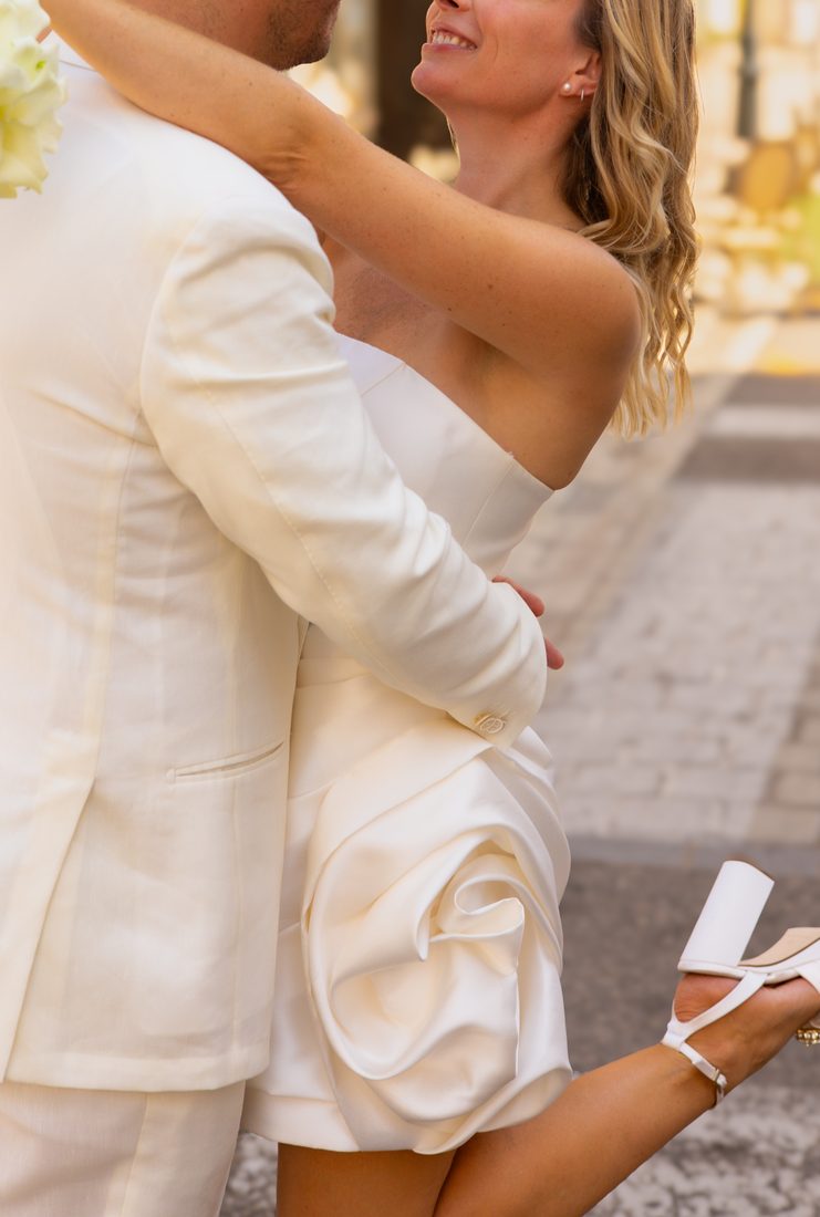 Le détail de la robe et du bouquet