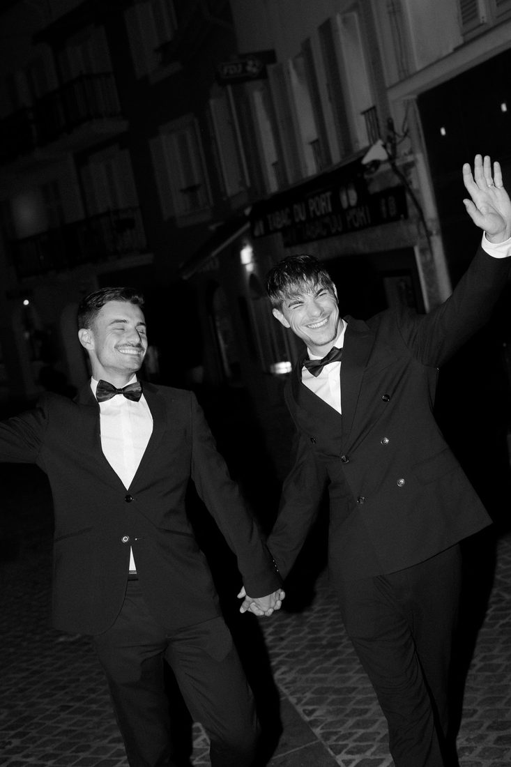 Les mariés main dans la main dans la nuit, en noir et blanc