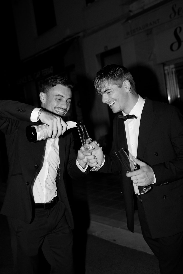Le champagne versé dans la nuit, en noir et blanc