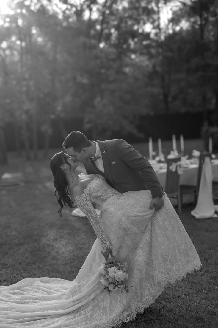 Un baiser cambré dans le jardin, en noir et blanc