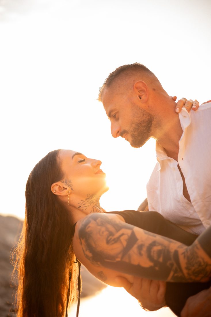 Un couple à contre-jour au soleil couchant