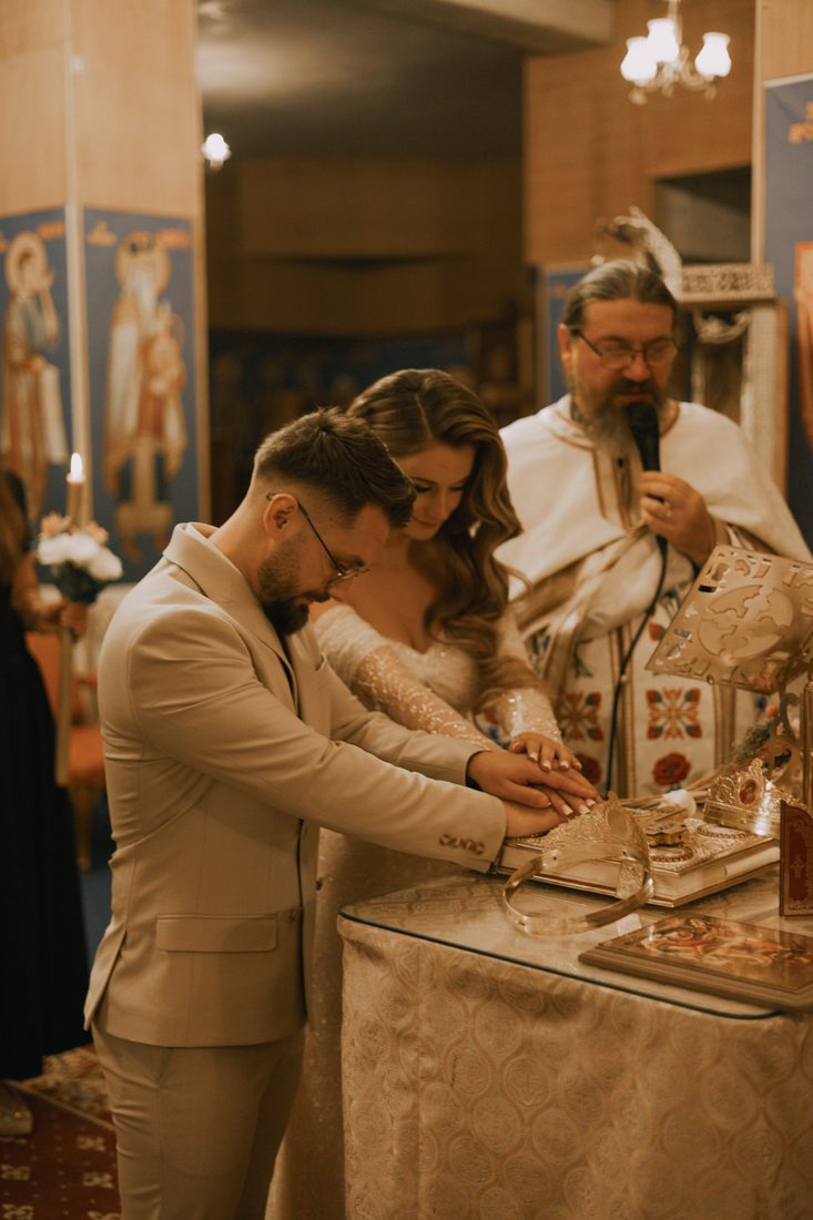 La cérémonie orthodoxe, devant le prêtre