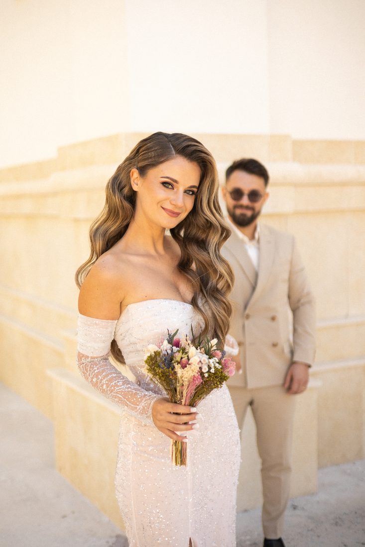 La mariée et son bouquet de fleurs séchées
