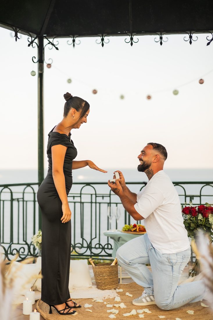 La demande en mariage, genou à terre face à la mer