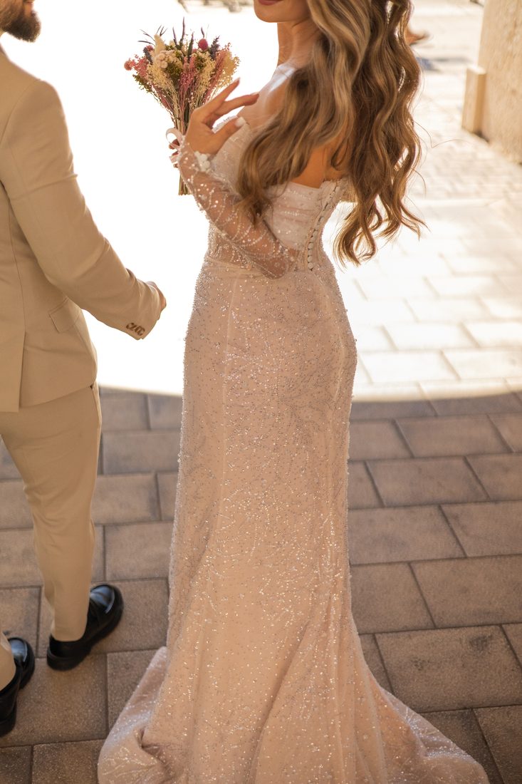 La mariée de dos, robe pailletée et traîne
